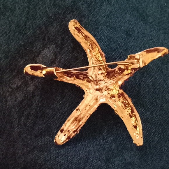Elegant Starfish Brooch in Red and Gold - Picture 2 of 5